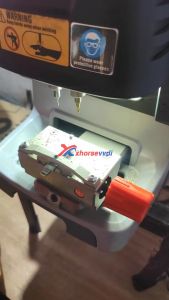 Xhorse VVDI Max with Dolphin XP005 to cut a Mahindra Bolero Key  07